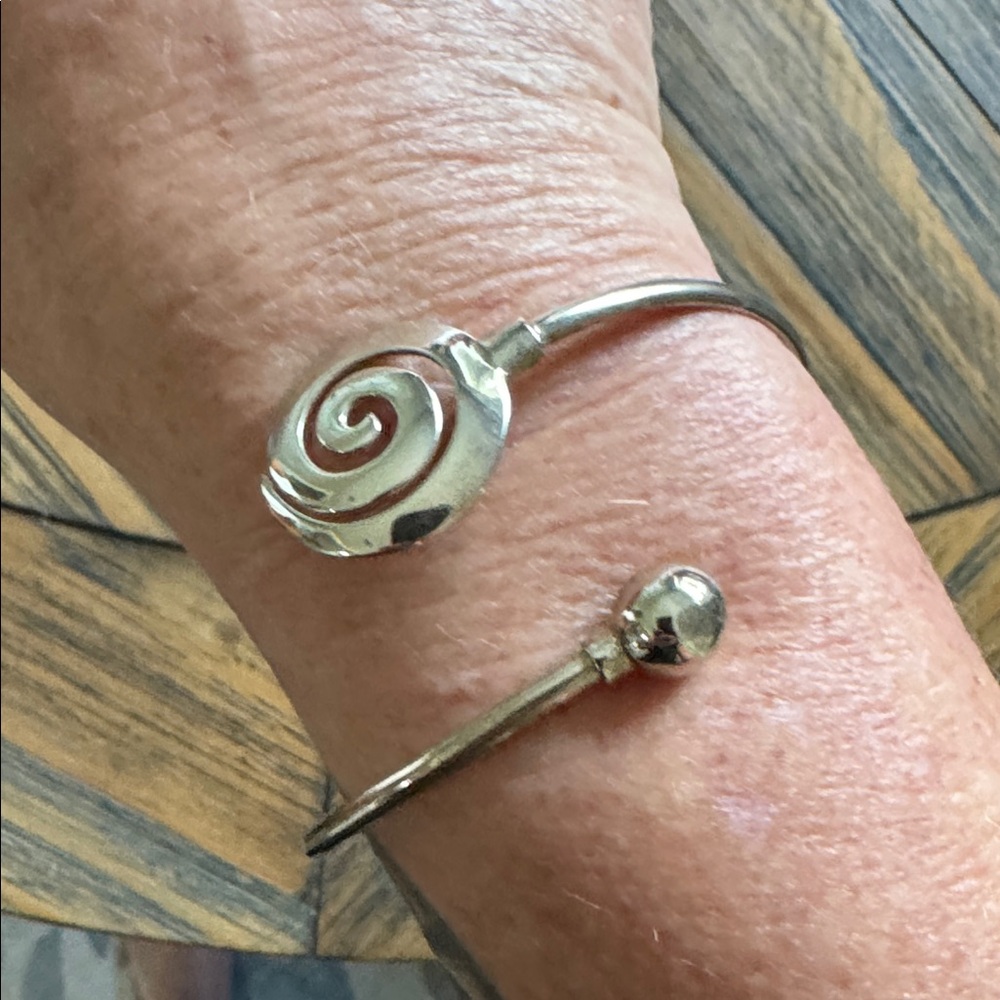 Elegant Silver Spiral Bracelet - Picture 4 of 4